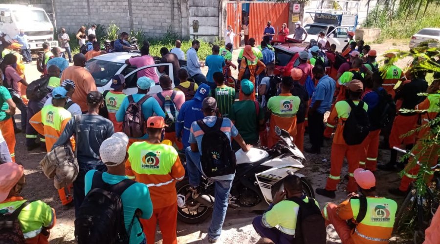 [Trabalhadores de limpeza urbana paralisam as atividades em Lauro de Freitas por vacinação]