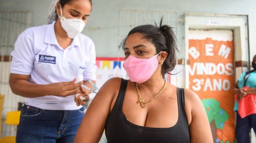 [Salvador vai vacinar pessoas com 42 anos ou mais neste domingo]