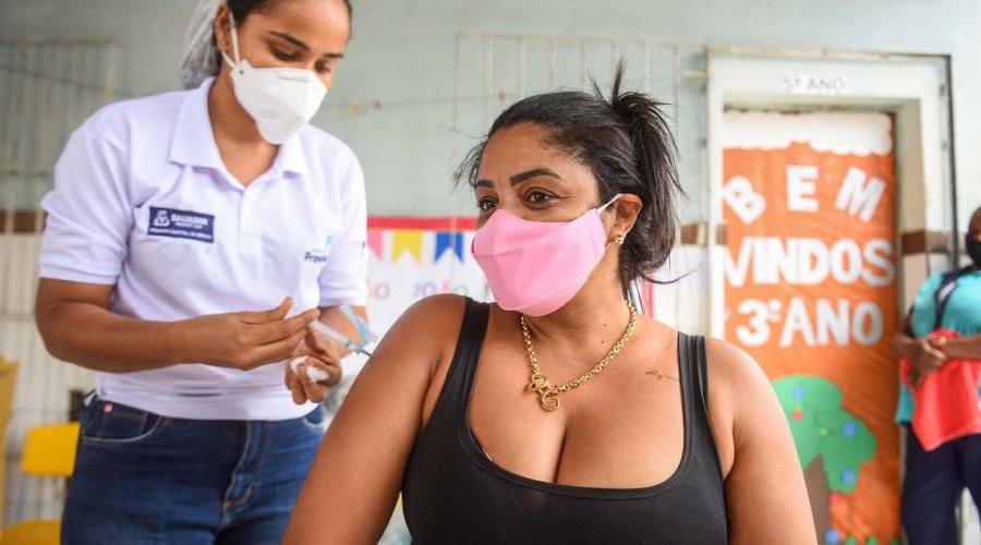 [Salvador vai vacinar pessoas com 42 anos ou mais neste domingo]