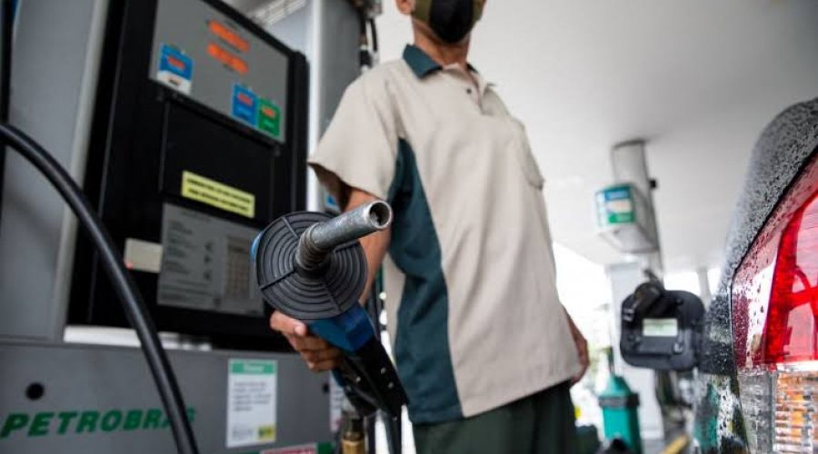 [Em alta velocidade, preços de combustíveis continuam subindo e gás de cozinha também tem valor aquecido]