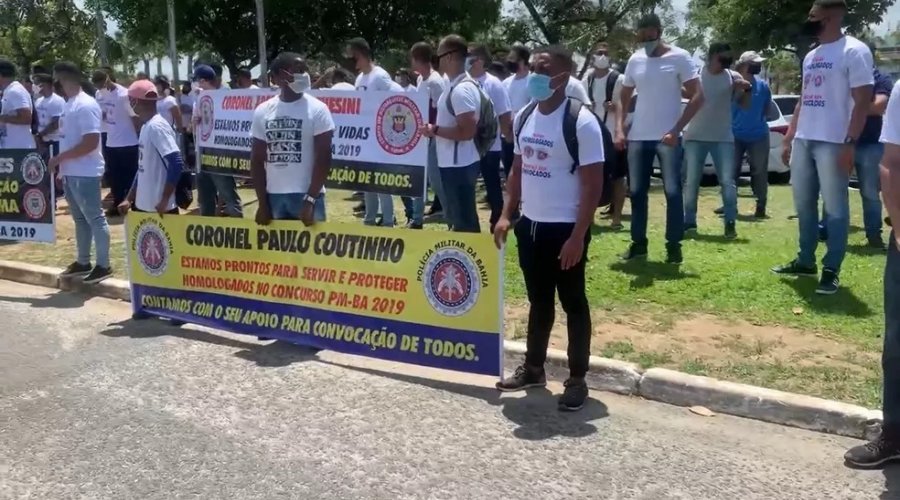 [Aprovados no concurso da PM fazem novo protesto no CAB, em Salvador, e reivindicam convocação]