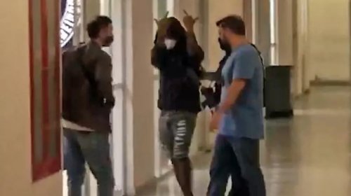 [Polícia localiza Nego do Borel em motel no Rio; cantor faz gesto obsceno ao chegar a delegacia...]