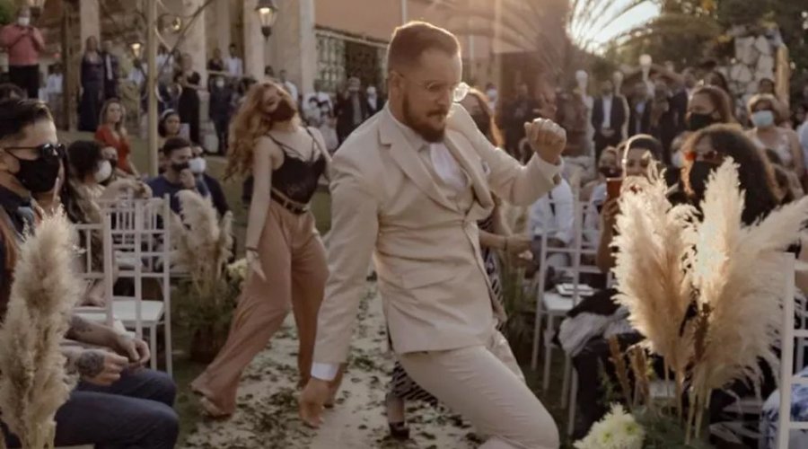 [Noivo brasileiro chama a atenção de Justin Timberlake ao dançar durante entrada de casamento na Grande BH]