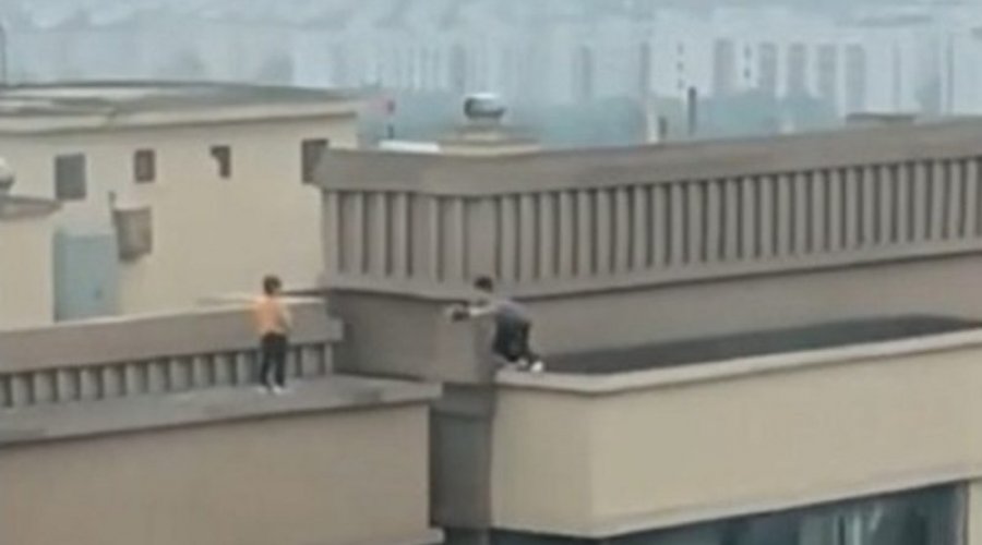 [Crianças brincam no telhado de edifício de 27 andares na China]