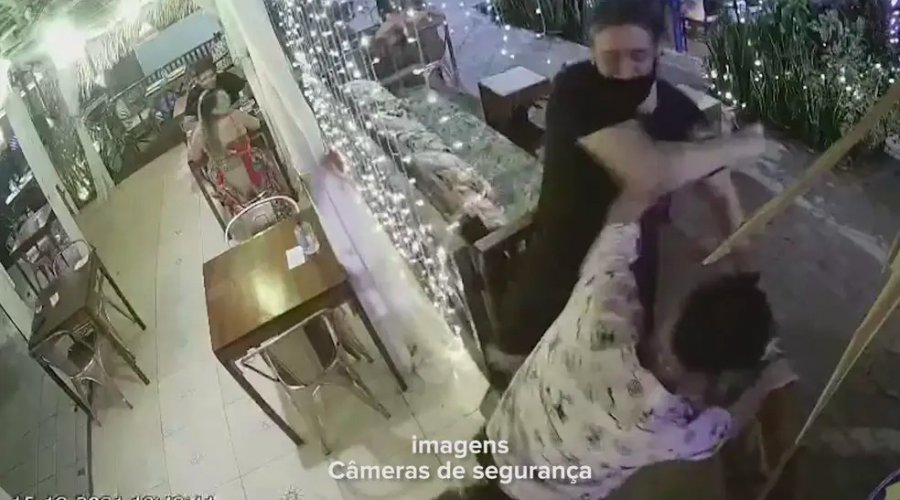 [Funcionário de restaurante é agredido após pedir comprovante de vacinação; veja vídeo]