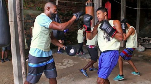 [Aulas de boxe apresentam esporte e inclusão social em bairros de Salvador]