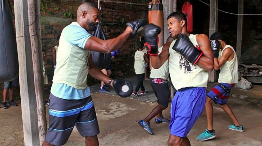 [Aulas de boxe apresentam esporte e inclusão social em bairros de Salvador]