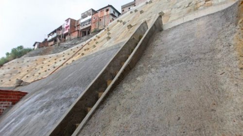 [Governo do Estado entrega contenção de encosta e autoriza nova obra no Alto do Peru, em Salvad...]
