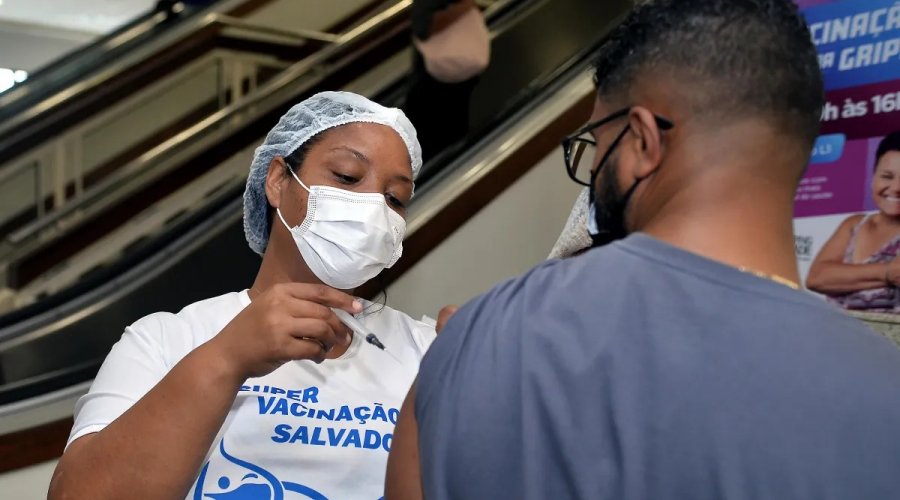 [Ação oferece serviços de saúde para homens em shopping de Salvador]