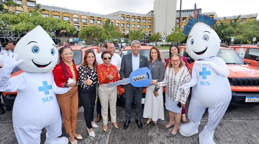 [Jerônimo entrega dez veículos para fortalecer vacinação na Bahia]