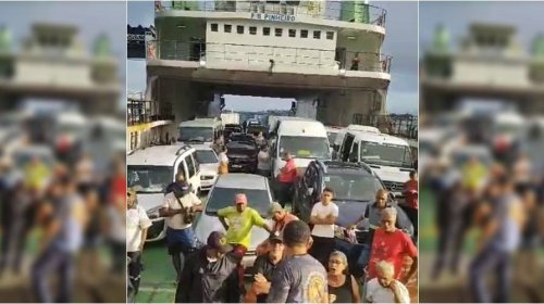[Ferry não consegue atracar por problema em rampa e passageiros reclamam]