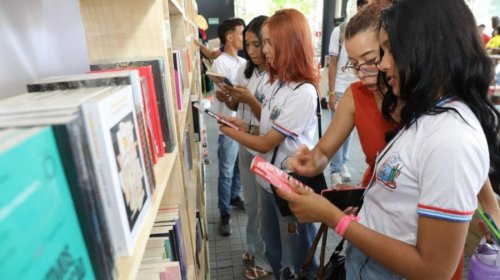 [Governo da Bahia vai distribuir dez mil vales-livro para estudantes e professores durante Bien...]