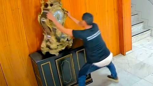 [Juiz diz que errou ao soltar homem que quebrou relógio histórico]