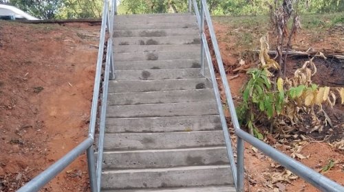 [Escadaria que liga a Rua 2 de Julho à Rua Luís Eduardo Magalhães é concluída]