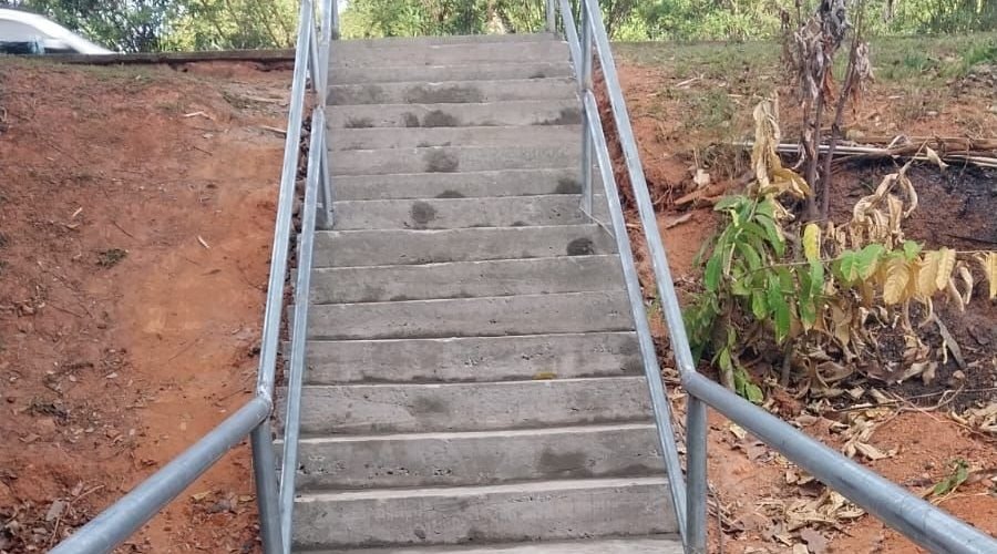 [Escadaria que liga a Rua 2 de Julho à Rua Luís Eduardo Magalhães é concluída]