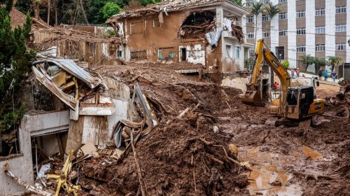 [Sobe para 72 o número de mortos nas chuvas em Minas Gerais]