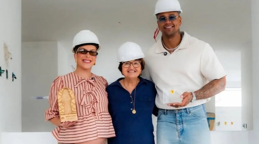 [Léo Santana e Lore Improta acompanham obras de novos leitos de UTI nas Obras Irmã Dulce]
