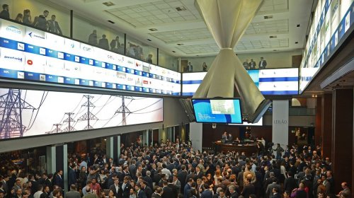 [Ibovespa volta aos 174 mil pontos com aposta na Selic, e dólar cai]