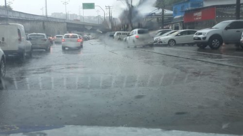 [Chuva causa alagamentos em pontos da cidade e trânsito fica mais lento; veja vídeo]