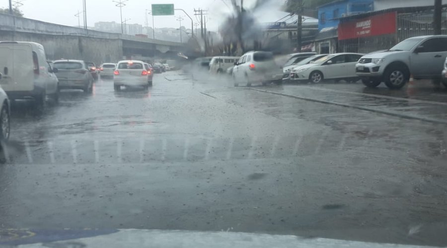 [Chuva causa alagamentos em pontos da cidade e trânsito fica mais lento; veja vídeo]