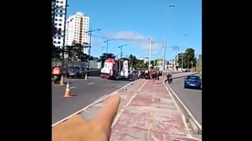 [Veja vídeo: acidente entre carro e moto deixa ferido no Cabula; vítima seria ex-jogador do Bah...]