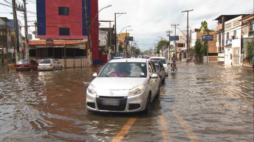 [Videos: chuva faz ruas da Cidade Baixa virarem 'rios' ]